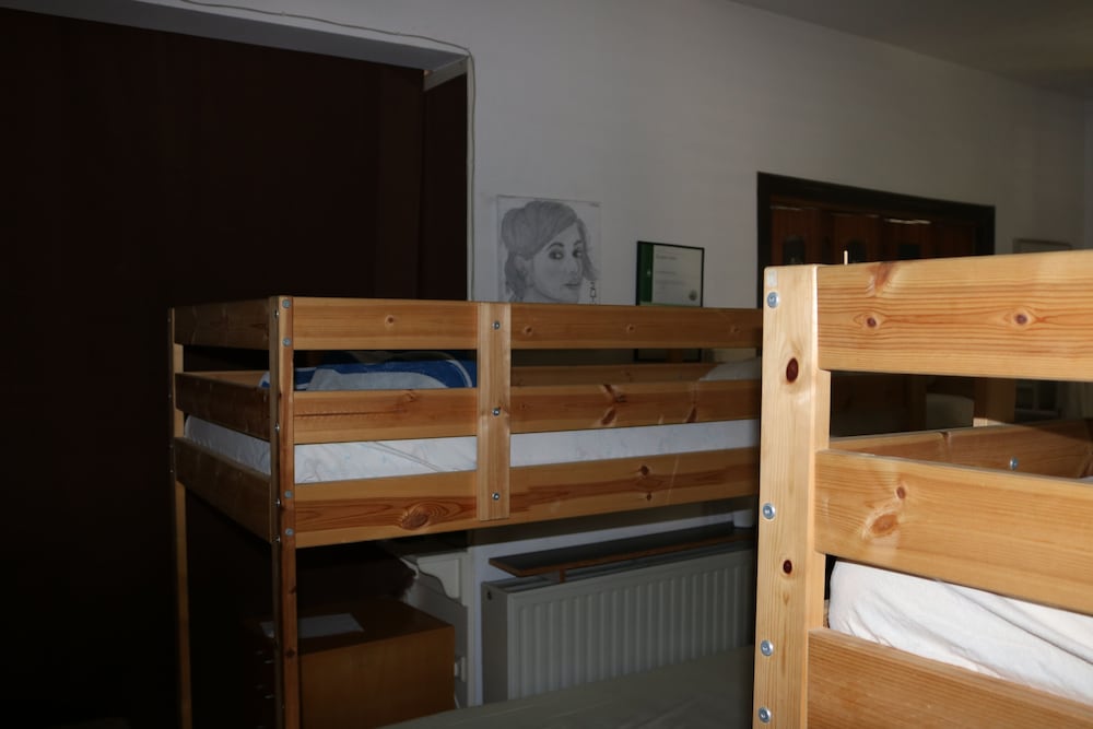 Costas Hostel Action