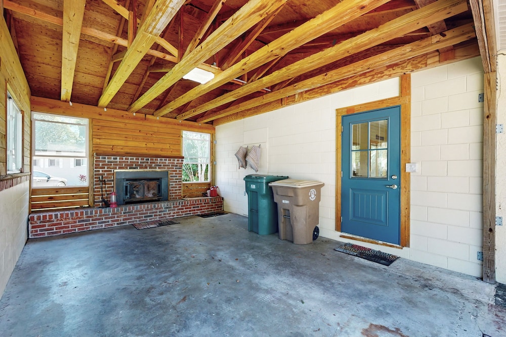 3BR Dog-friendly Home w/ Pool, Fireplace, W/d, A/C