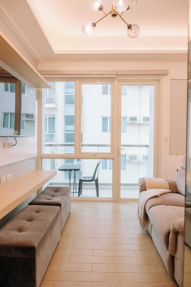 A Warm & Cozy City Studio