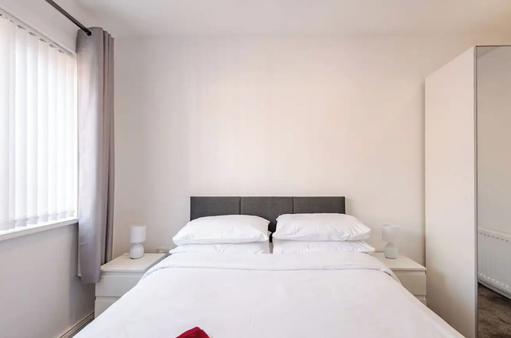 4 bed House - Private Garden - Free Parking view 3