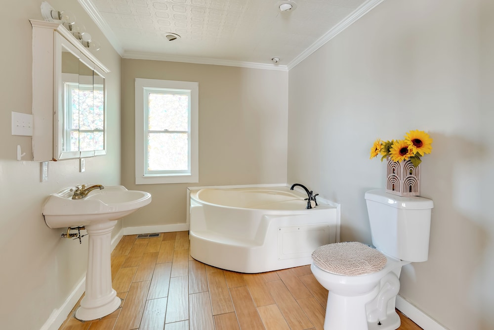 Charming & Convenient Home in Butler