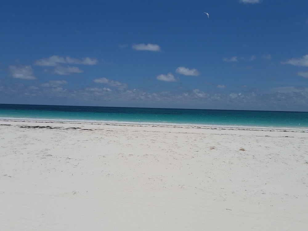 Hohum - Private Beachfront House On Exclusive Windermere 3 Bedroom Home