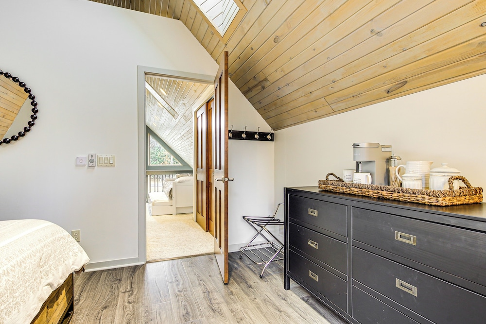 2 Mi to Sand Valley: Family Getaway w/ Deck!