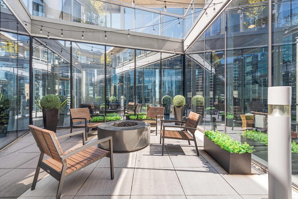 2BR Apt Stunning Views Steps to Michigan Avenue