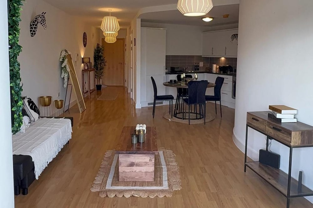Flat - Sleeps 4 - Parking - Balcony - Pet Friendly