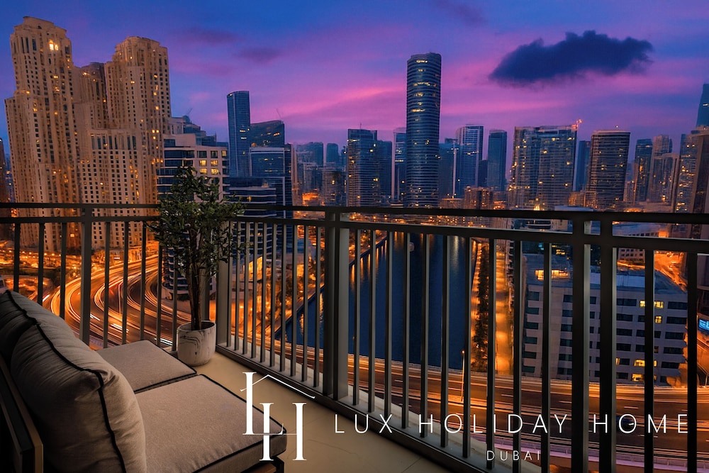 LUX 52 42 Deluxe Marina View Suite 3