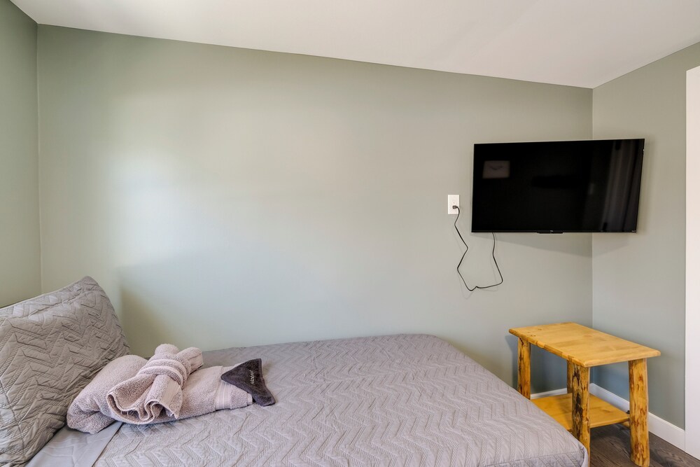Family Friendly: Modern Retreat in Fort Washington
