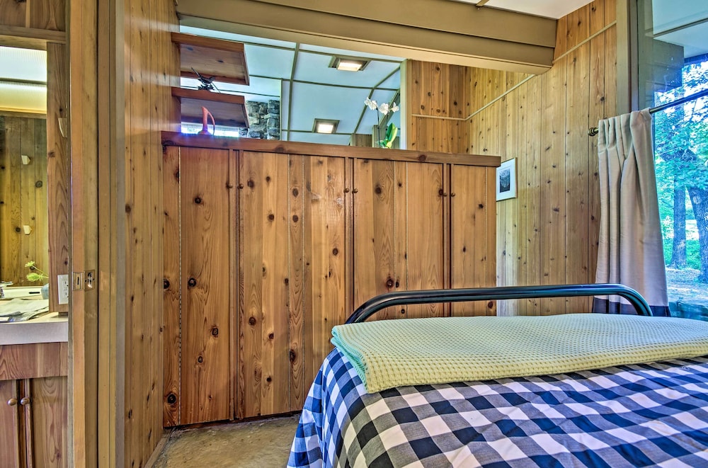 Tranquil Mid-century Modern Cottage w/ Forest View