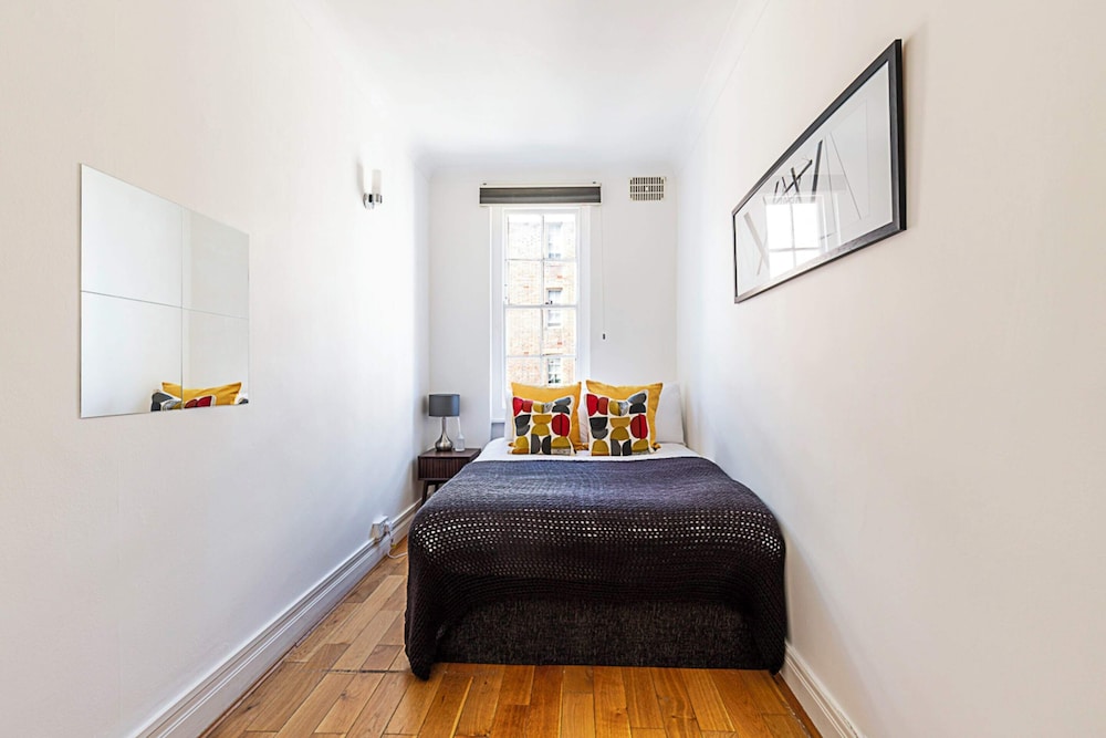 Modern 2 Bedroom Flat Near Queensway