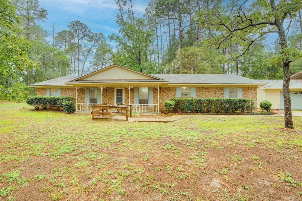 Family Getaway on 4 Acres in Mineola!