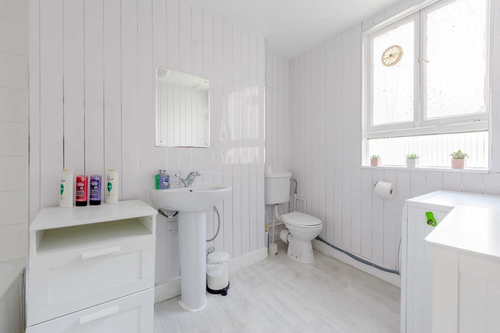2BD Flat With Private Balcony - Shoreditch
