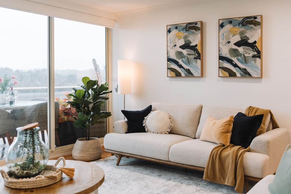 Lakeside 3-bed Apartment With Jacuzzi