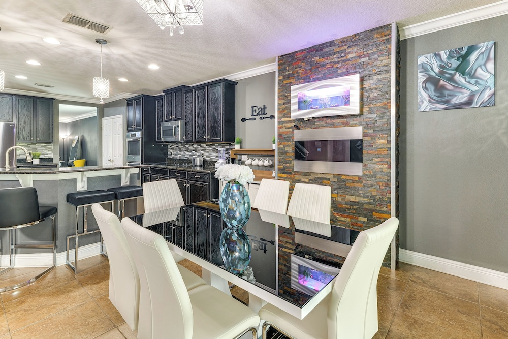 Sleek Family Home Near Orlando Theme Parks