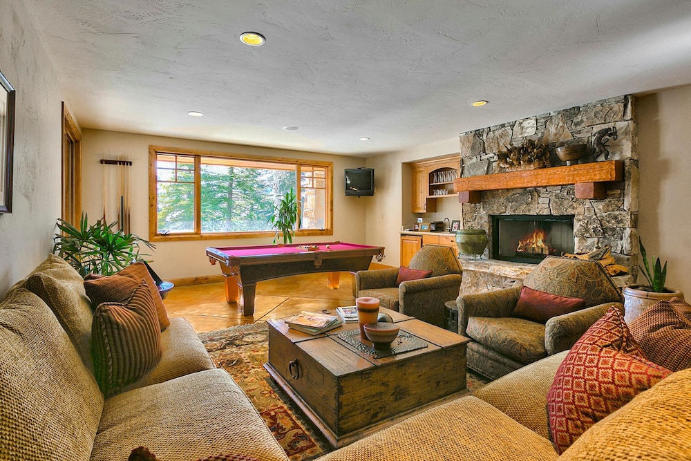 Telemark Luxury Retreat by Avantstay Stunning Views w Hot Tub Theatre Room and Pool Table