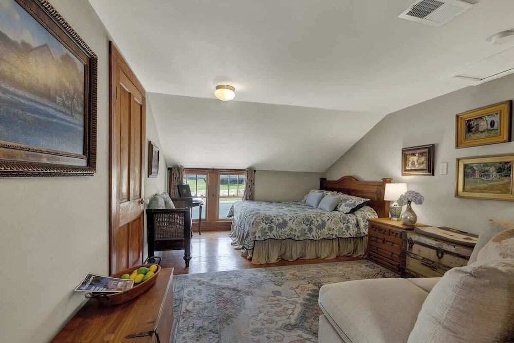 West Suite in Gillespie House -steps to Main Street!