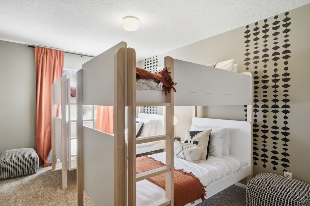 Albuquerque Escape Hot Tub + Atrium 4 Bedroom Home