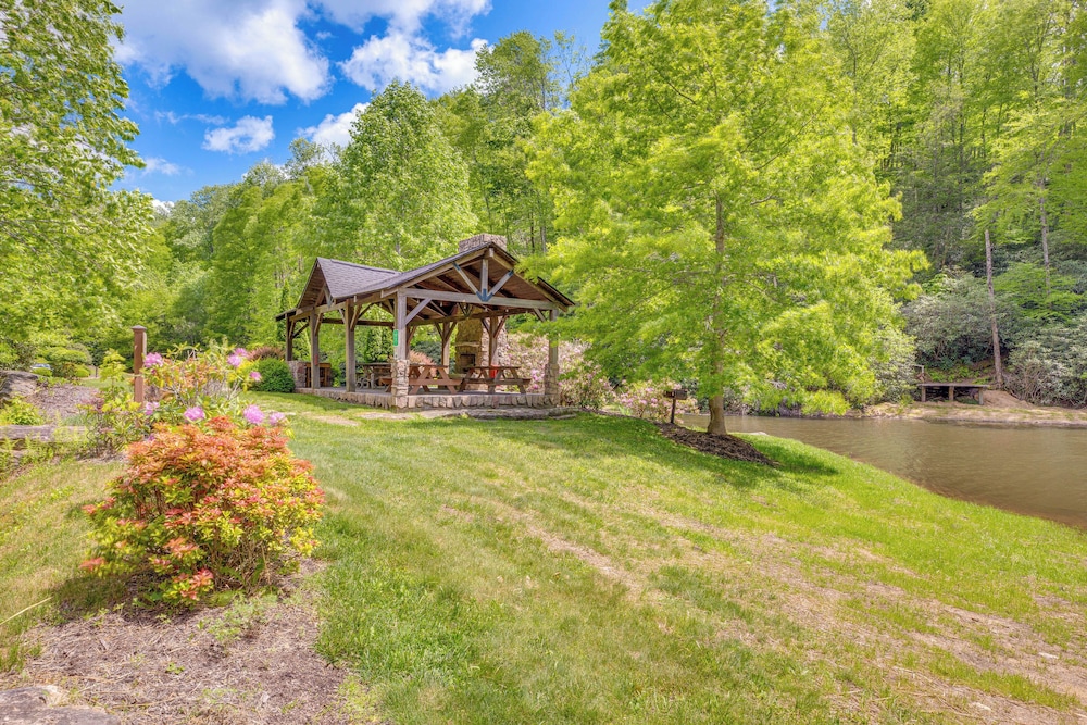 Lakefront Cabin in Elk Park w/ Hot Tub & Mtn Views