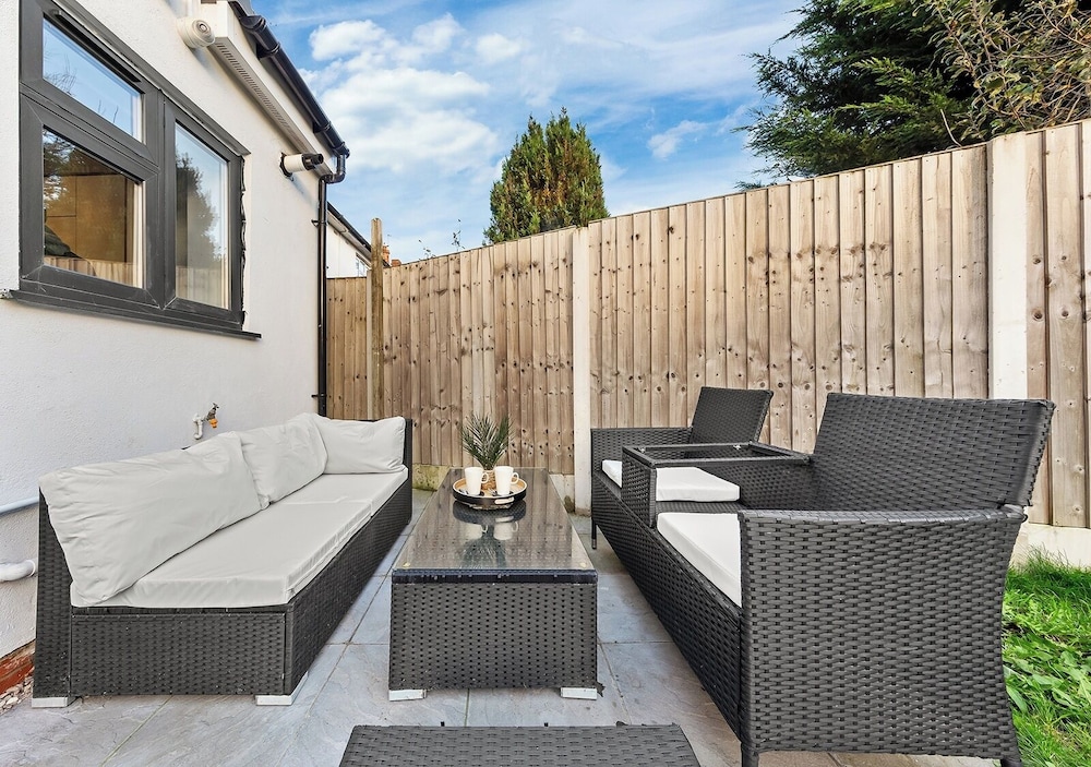 Spacious 4BR Home in Brentford, Free Parking