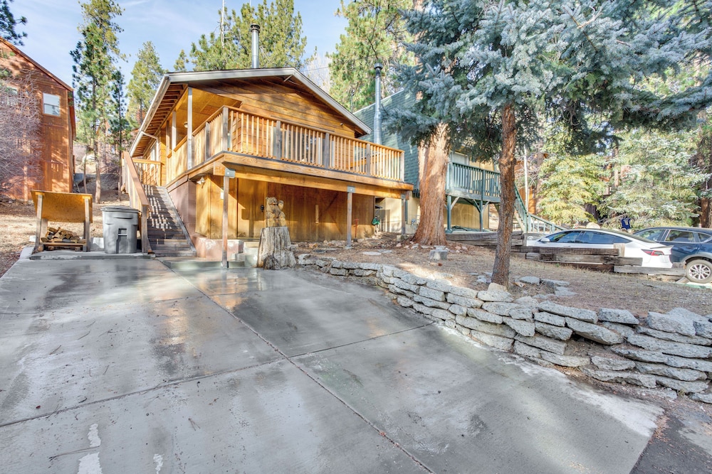 2 Mi to Big Bear Mtn Resort: Cabin w/ Updated Deck