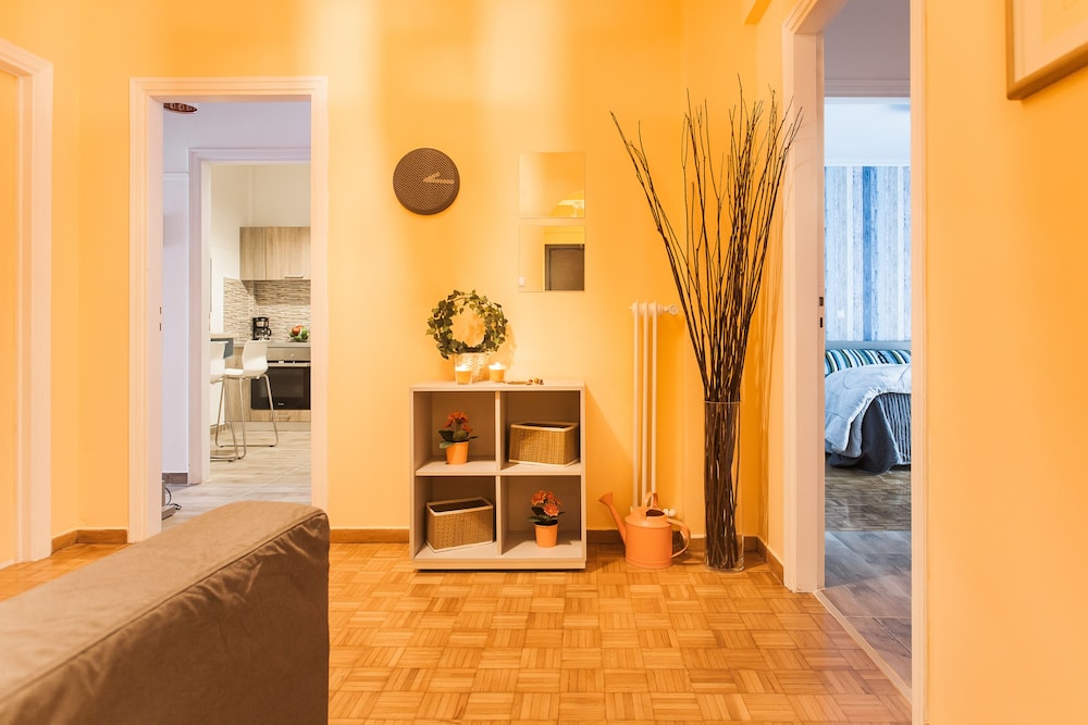 Big Central Metro Station Apartment 1