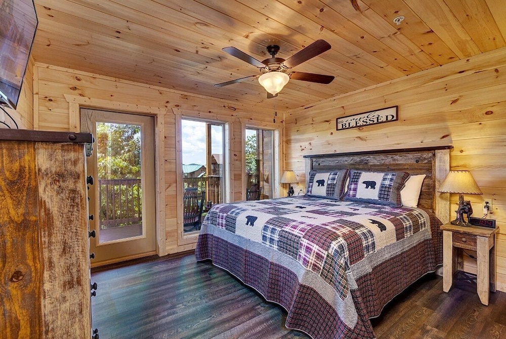 Bee Chillin Bear Inn - 7 Bedrooms, 7 Baths, Sleeps 26 7 Cabin by RedAwning view 3