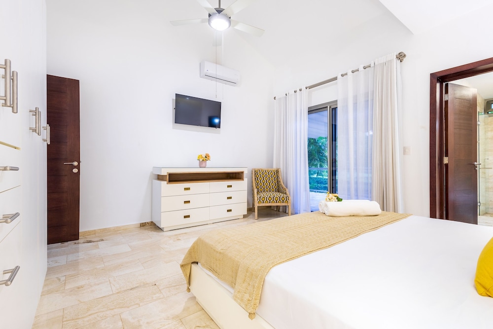 Villa Desiree 5BR Cocotal Luxury Villa Pool Maid
