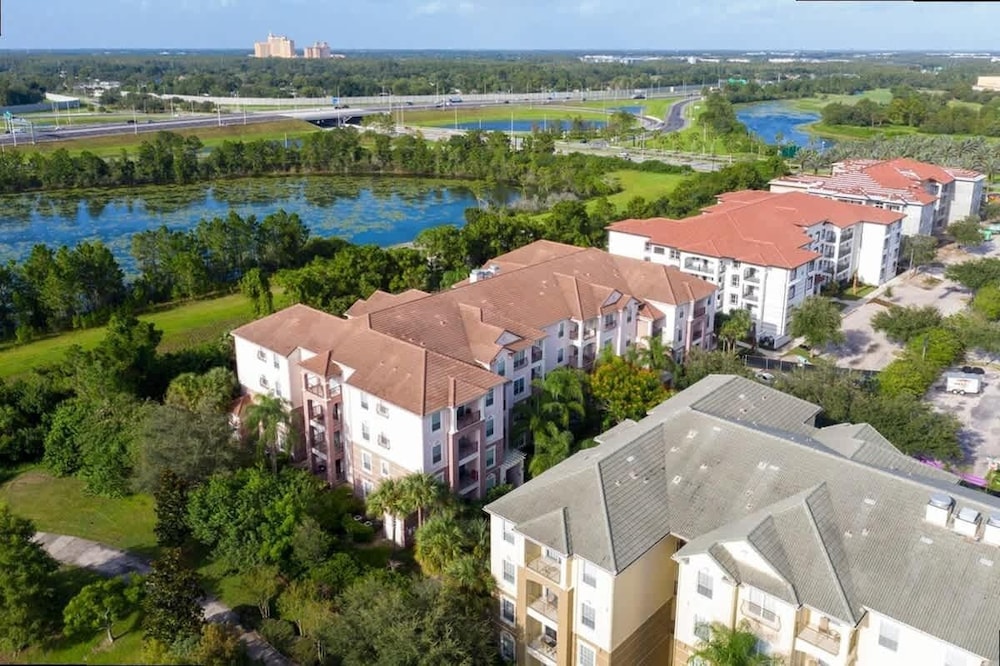 Spacious 2Bd Condo - Pool Hot Tub - Near I-drive