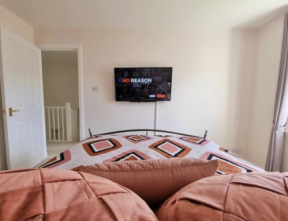 Boutique 3-bed Home with Free Parking in Glasgow view 3