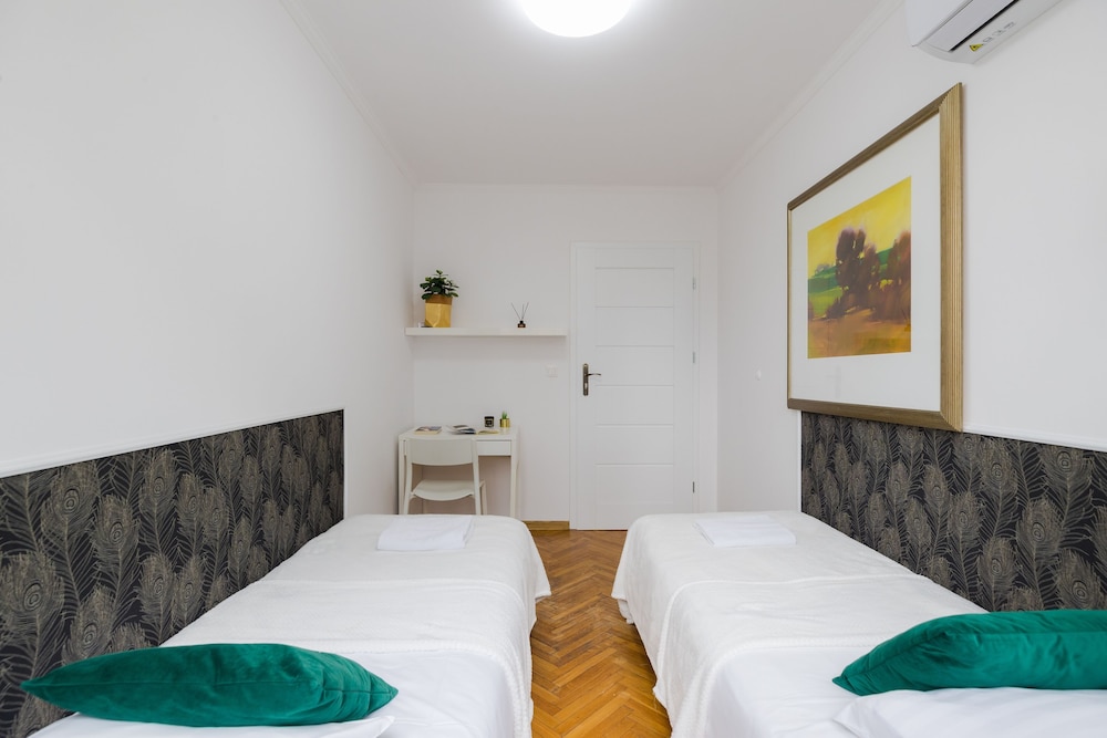 UNIT Short Rent Apartment by Warsaw Metro Station