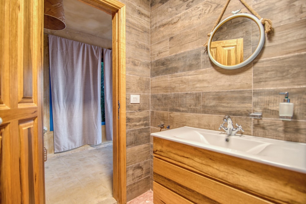 Red Oak House With Garden & Terrace in Assia, Batroun