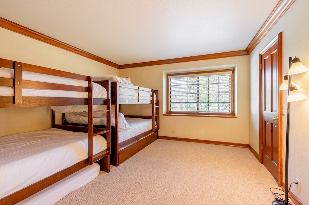 Cathedral by Avantstay Charming Secluded Estate w Sauna Pool Table Views of the Rolling Hills