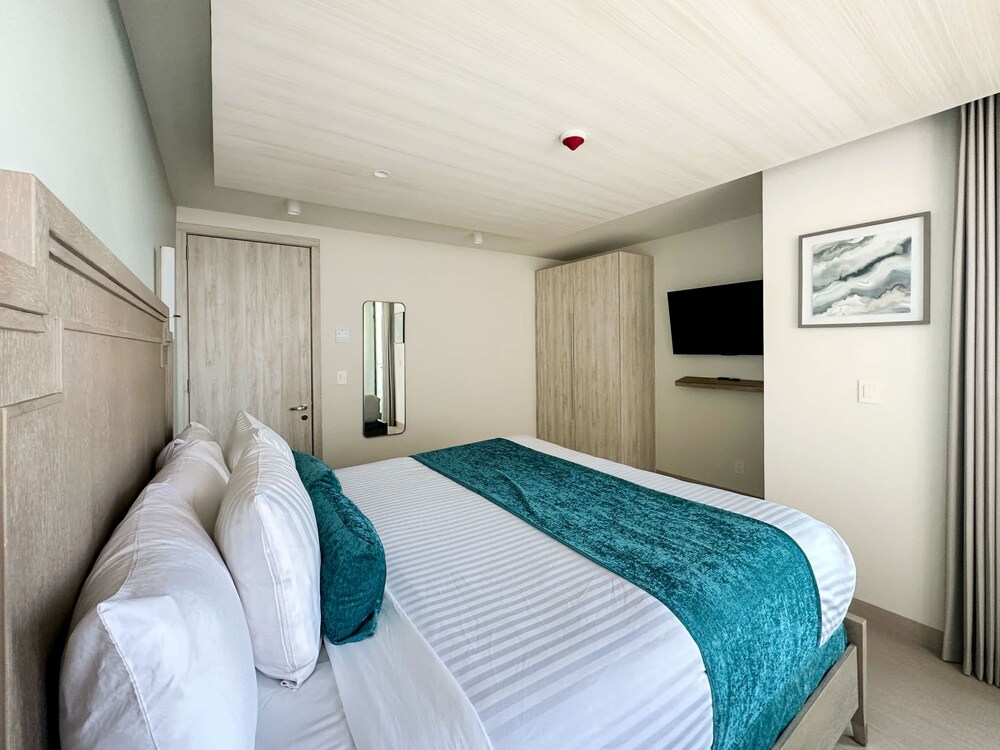 Paradise Found Luxe 2BR Condo in Iconic Location