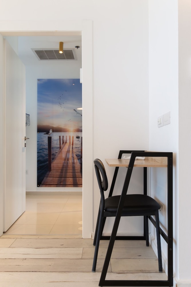 3 BR SeaFront APT Prestigious Tower