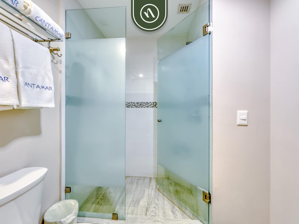 Luxury 4 BR Condo - Private Beachfront Deck With Pool