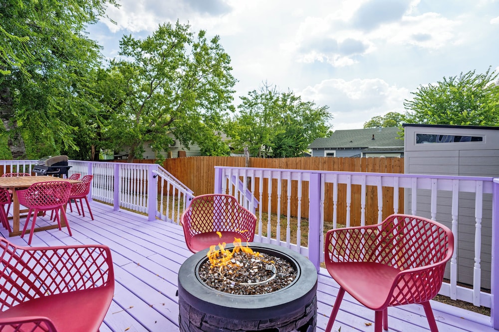 Walk to Alamodome! Stylish Home w/ Private Parking