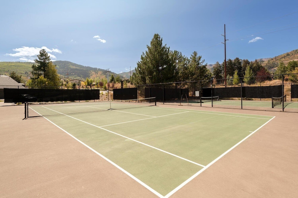 Stylish 4BR Canyons Village-Walk to Cabriolet-Hidden Creek 37D