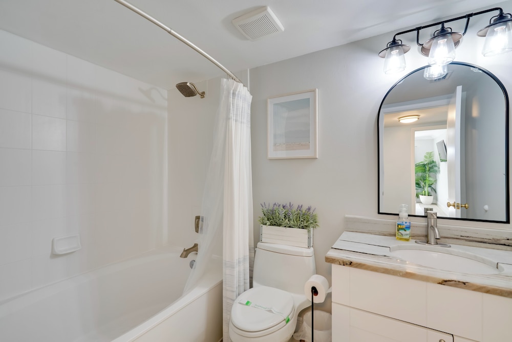 7 Mi to River District & Beach: Fort Myers Retreat