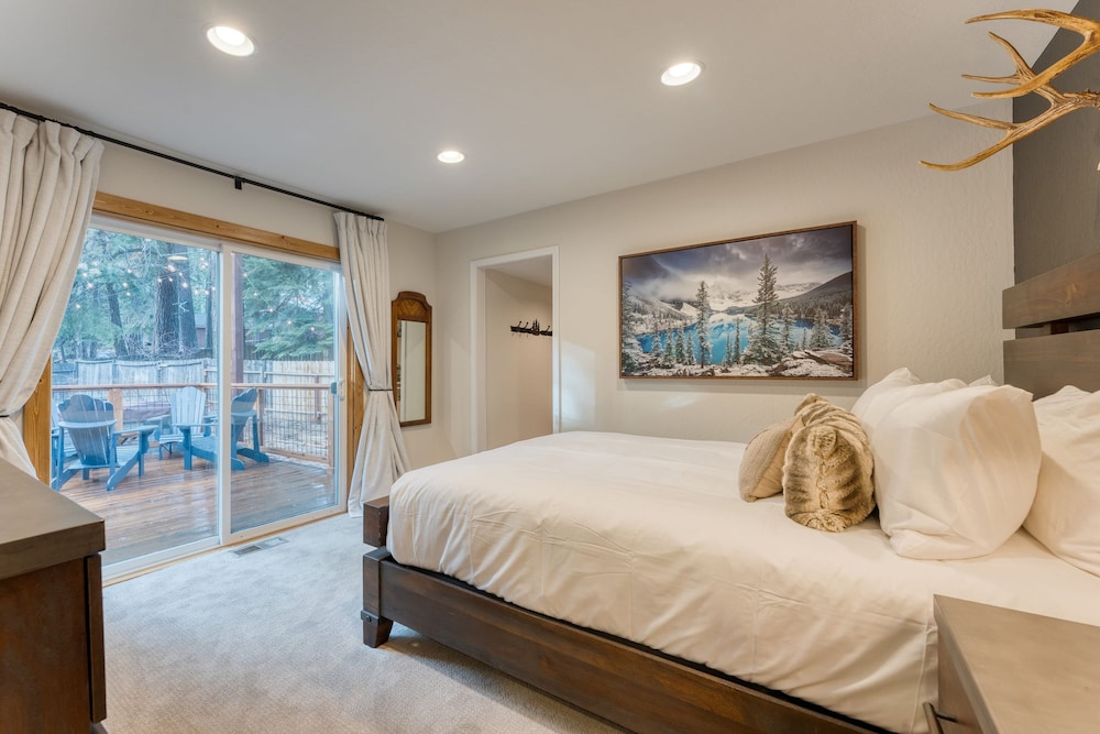 Westlake Cabin by Avantstay Hot Tub Near Skiing Walk to Restaurants Lake