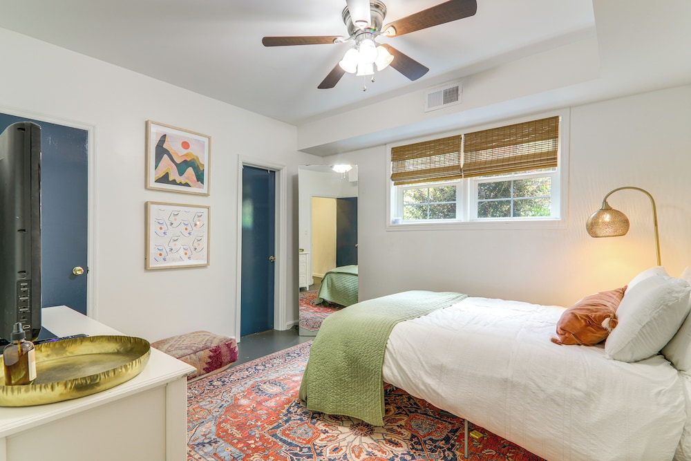 4 Mi to Uga: Bright & Airy Athens Apartment!