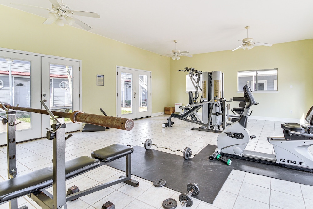 Walk to Gulf Coast: Biloxi Condo w/ Pool Access