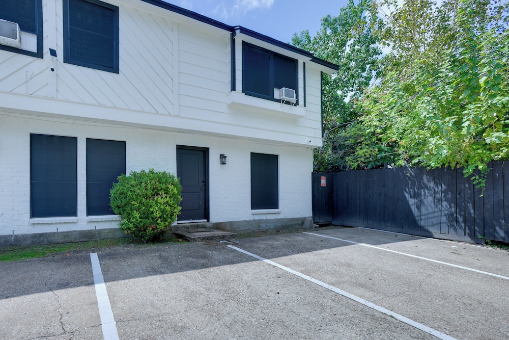 4 Mi to Iah: Suburban Houston Townhome