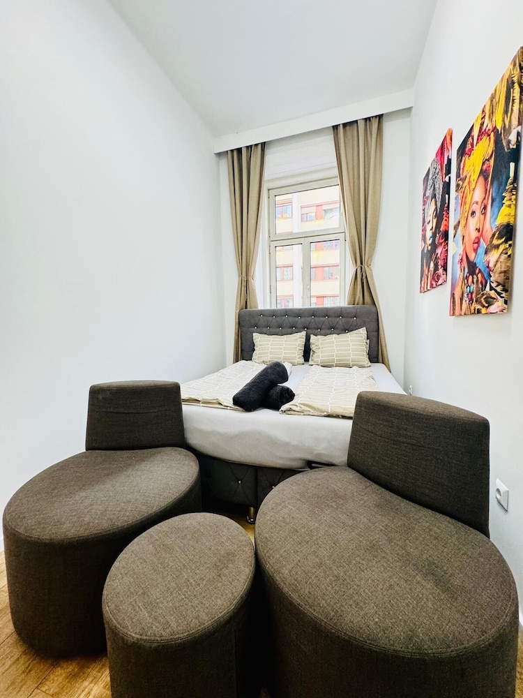 9BR Apt for 18P Walk to Augarten