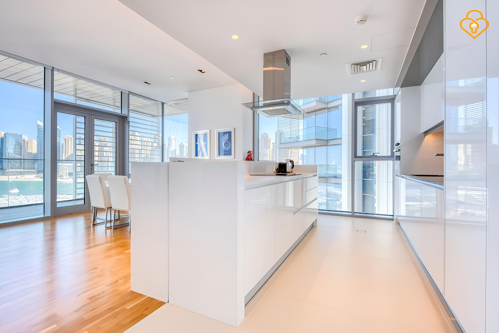 Beautiful Large 3 B/R Apt in BlueWaters Island