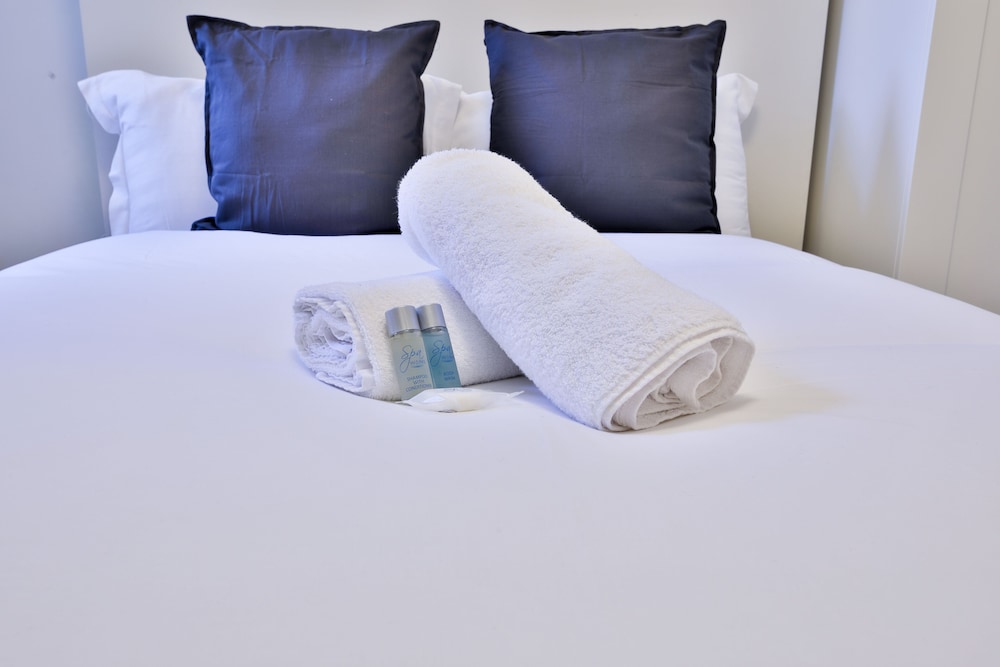 1-Bed City Nest in Cardiff view 3