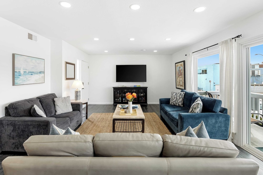 Topside Newport Rooftop Balcony + Ocean Views + Walk to Pier, Marina Village
