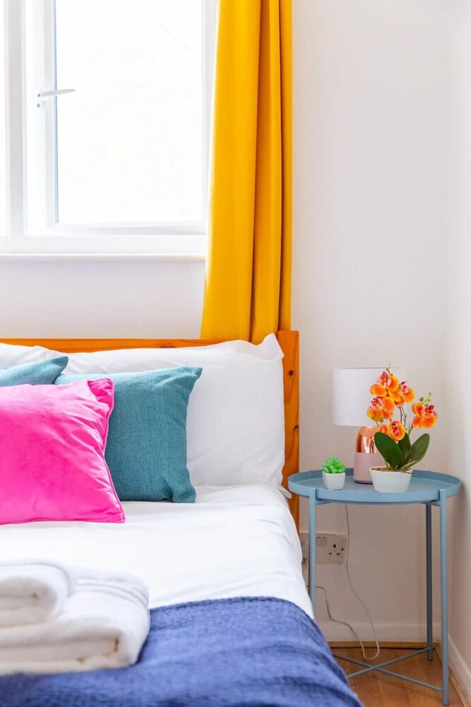 Bright 3 Bedroom House With Terrace, 16 Mins to Big Ben