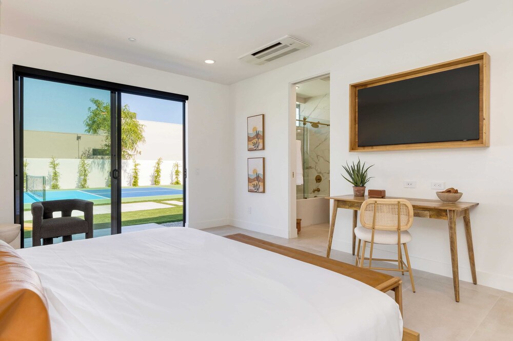 Sleeps 34 2 Villas, Pool, Pickleball + Bocce Polo Villas Elara by Avantstay