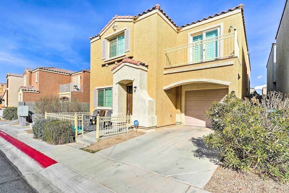 Stylish House w/ Patio, 8 Mi to Vegas Strip! view 4