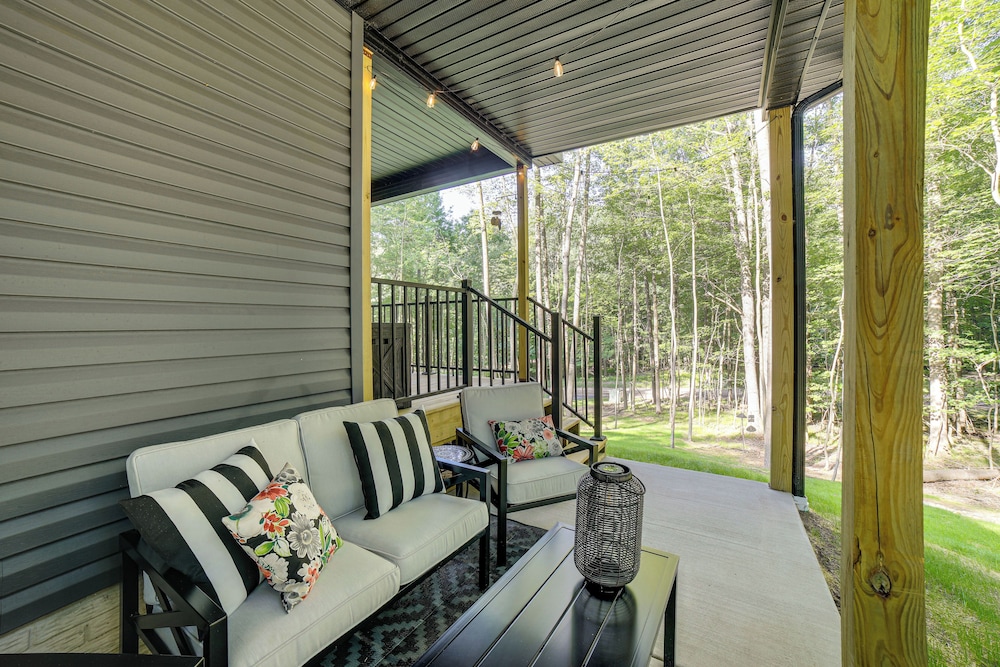 Lake Access, Pools & More: Family Home in Stanwood