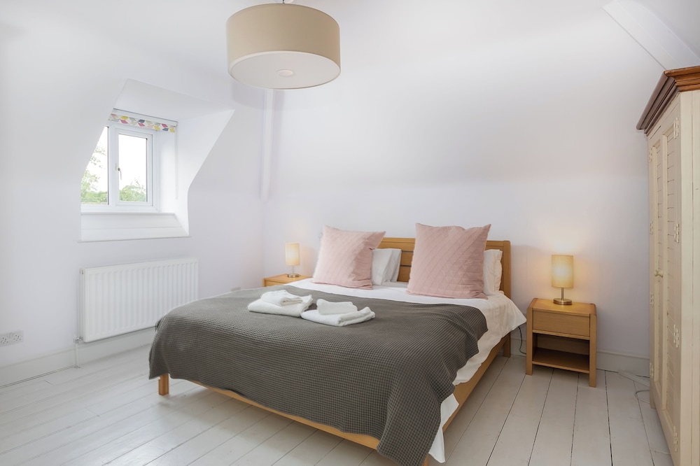 Stunning 5 Bed in the Centre of Bourton view 5